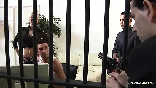 Bankayla yoğun bir grup seks partisi olması kızları çok heyecanlı ve orgazm yapıyor