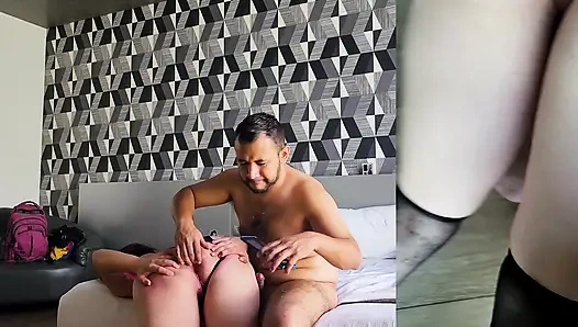 Götten ağza sevimli küçük götlü sürtük her damlasını yutmadan önce domine ediliyor ve disipline ediliyor