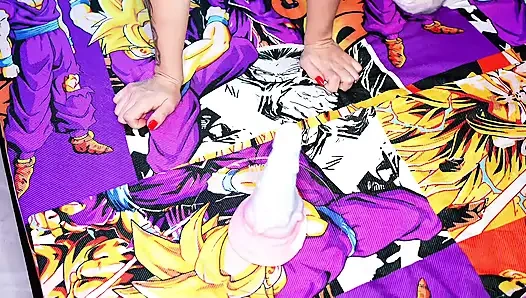 Schöne Latina fickt einen Tentakeldildo, bis sie spritzt