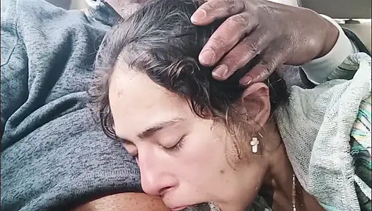 Riskli halka açık araba servisi - sokak fahişesi gırtlağına kadar sert sikiliyor