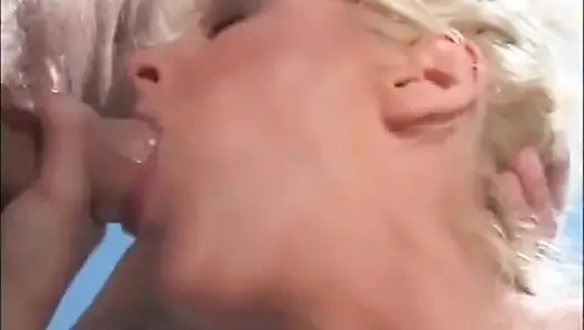 Seksi sarışın orta yaşlı seksi kadın bahçede yalıyor