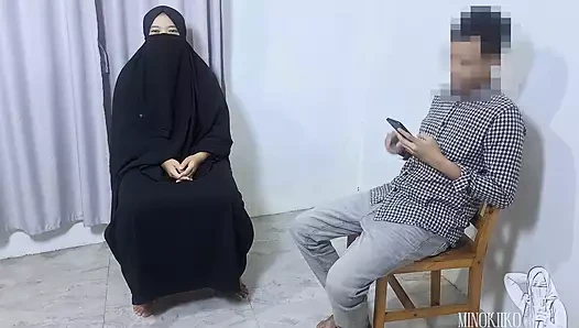 Девушка в хиджабе с Никабом пьет свежую сперму от незнакомца в приёмной - Minokiiko