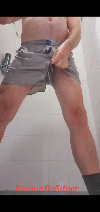 Master Ramon duscht sich und pisst sich in seine geile Satin Shorts