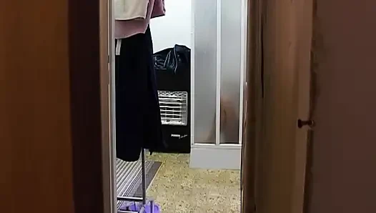 Крошка раздевается догола и наклоняется в дверях
