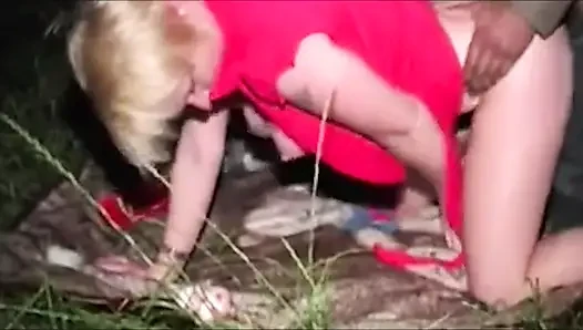 Ateşli evli kadın yabancılarla her yerde sikişiyor