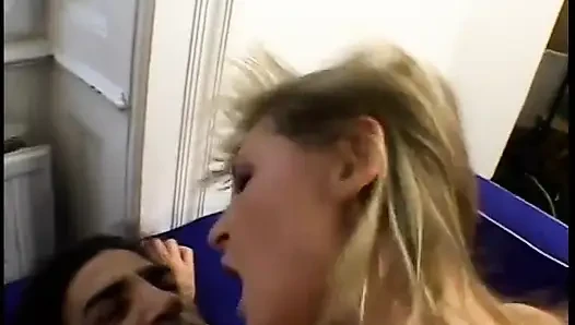 Erkekler vahşi grup sekste seksi sarışınları sikiyor