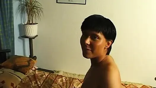 Brünette brünette schlampe masturbiert, bevor sie einen wunderbaren blowjob gibt