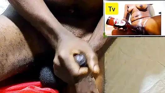 Ateşli porno izlerken genç kızın amını şişeyle sikiyor mastürbasyonu. Zevk aldım ve gerçek ıslak amcığı sikiyormuş gibi hissettim