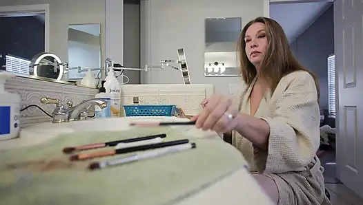 Сексуальная зрелая милфа Autumn J Cooper становится горячей и возбужденной после съемок соло-видео она сосет камера мужчина жесткий член.