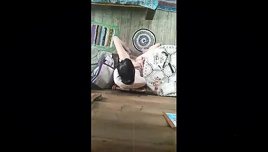 Деревенская девушка красиво вытягивает свою волосатую киску под красивую музыку