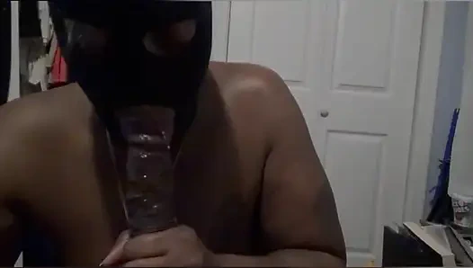 Чернокожая, осушающая пирсингованная с большим черным членом