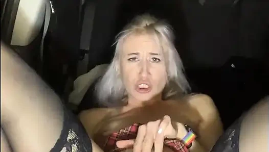 Трансляция Live в машине, черные чулки и мини-юбка