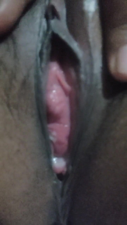 Chudai ki pyasi bhabhi dekhiye kaise masal rahi chut ko | Clip 1