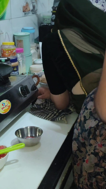 Desi bhabhi kitchen me khana bana rahi thi tabhi devar ne piche se le li bhabhi ki hardcore sex | Clip 1
