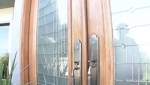 Cewek semok latina lagi asik nyepong kontol cowok berengsek ini setelah selesai mainin toketnya