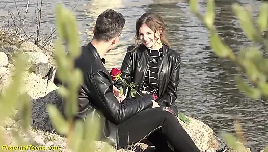 Sıska genç kız ilk kez anal sikiliyor