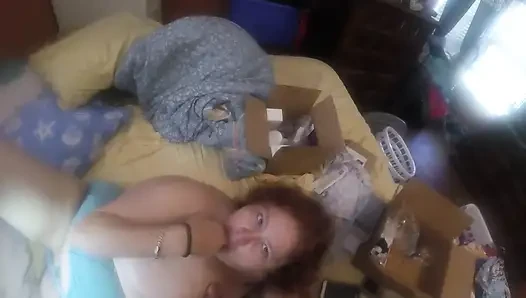 Cewek semok ini lagi asik mainin memeknya dan nyepong kontol ceroboh hot banget!