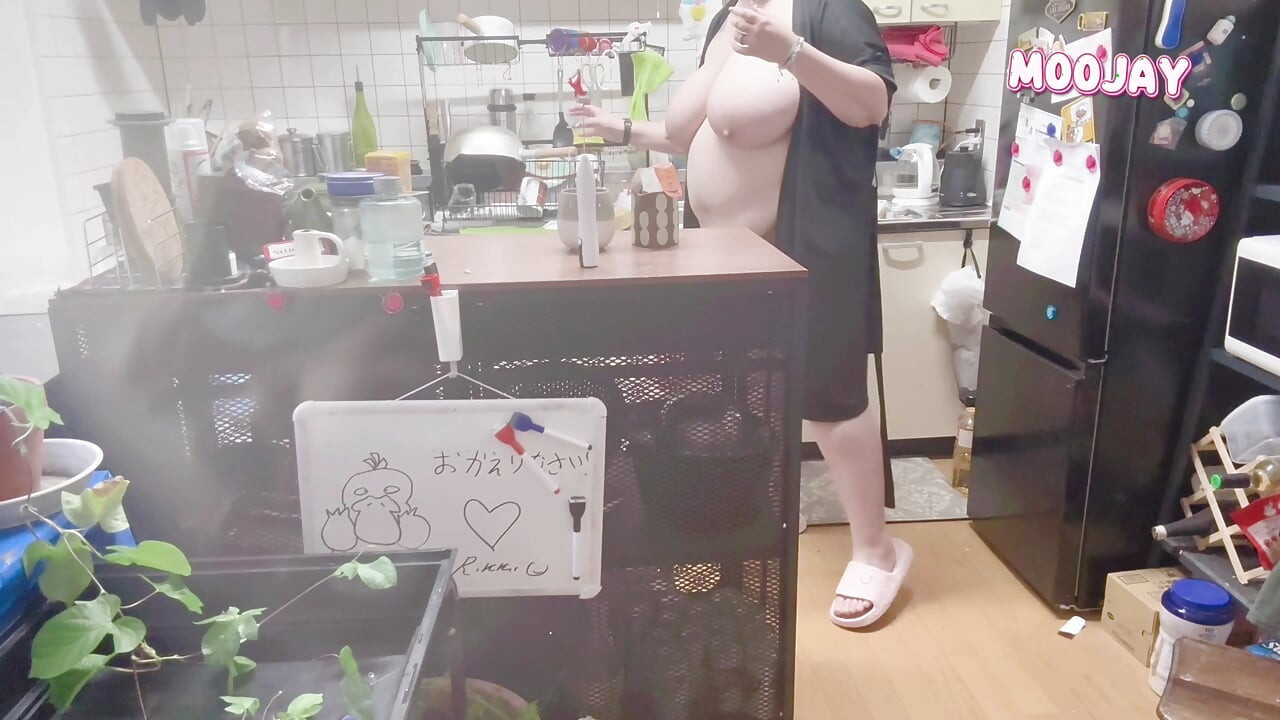 Open gewaad die tieten schoonmaakt
