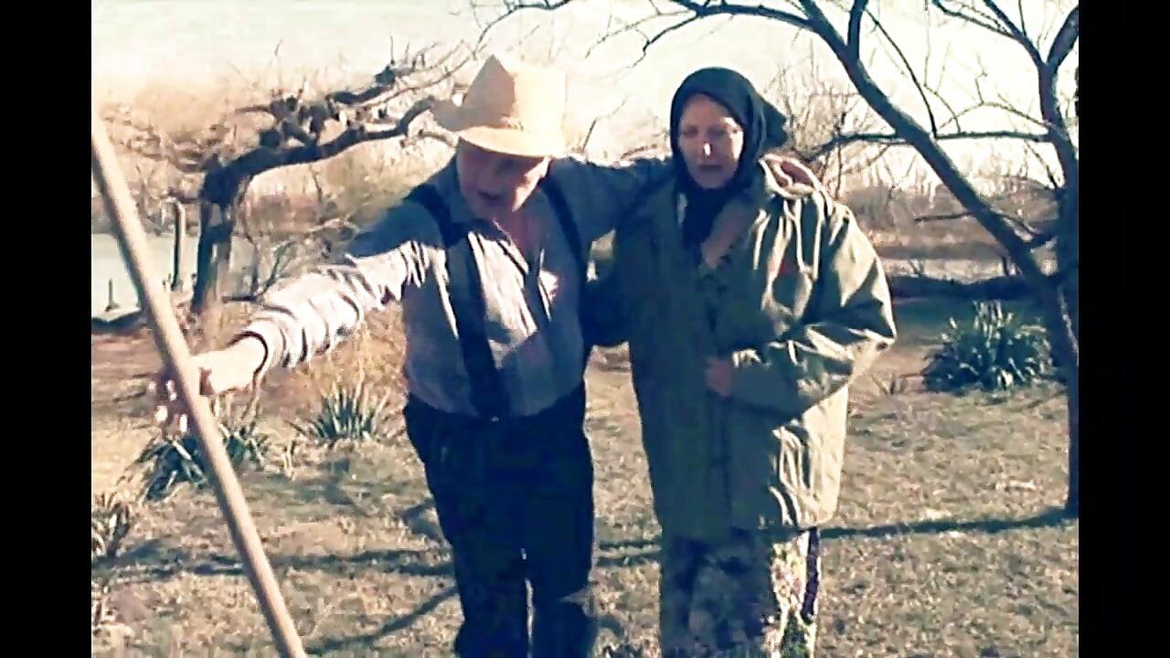 農場の性交と毛深いマンコに射精する老人のカップル