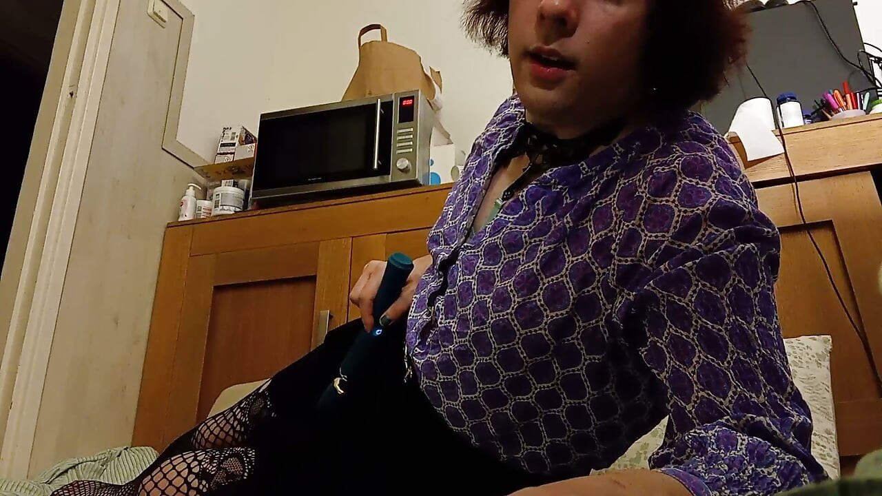 Femboy svršava u donjem vešu