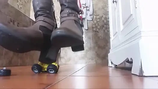 A Gorgeous but Sadistic Giantess.. Machines Have No Hope of Being Saved