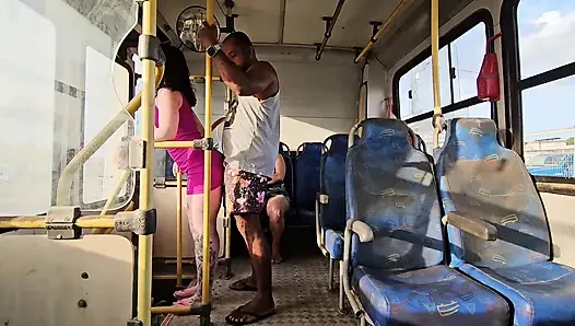 DER TYP STEIGT IN DIE ÖFFENTLICHEN VERKEHRSMITTEL, ICH HABE ES FÜR ALLE VERMASSELT UND BIN WEGGEFAHREN