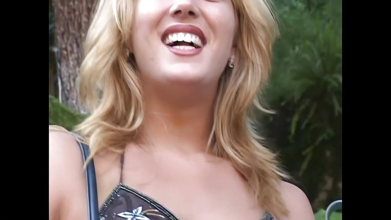 젊은 금발 여성이 앤드류 안드레티의 큰 자지에 의해 엉덩이를 세게 박힌다