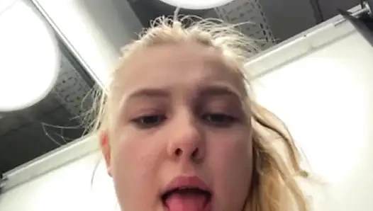 Public orgasm with jucielussie in the fitting room