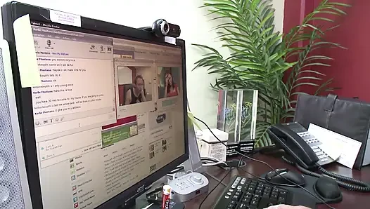 Esmer genç kız büyük bir yarakla sikiliyor ve dölleniyor