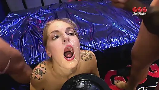 Seksi esmer azgın amcıklarına dev yarak almayı seviyor ve döl yutuyor grup seks