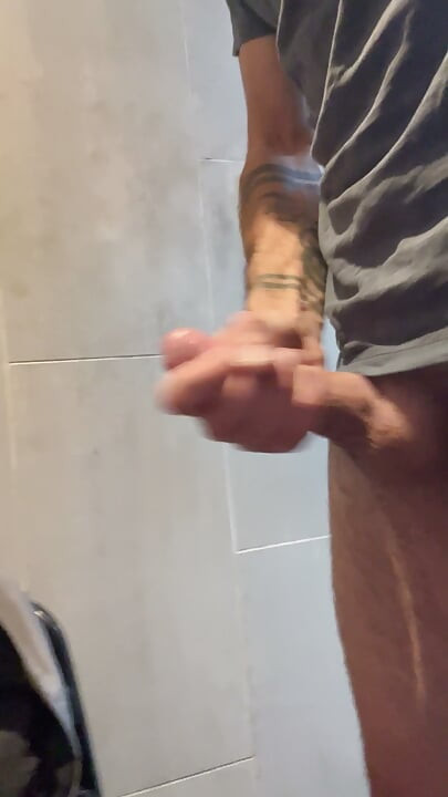 Honění po sprše na odpočívadle pro kamiony