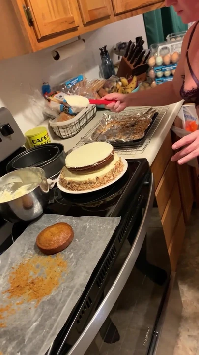 来自“熟女一边做饭的恋物癖一边舔阴茎上的奶油”的情感时刻