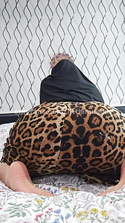 وجهة نظر: فتاة محجبة مرحة في تنورة ليوبارد
