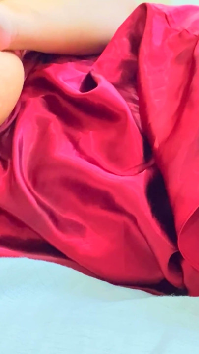 Super gostosa com lindas peitões em lingerie de cetim de seda pressionando e apertando seus enormes peitos grandes enquanto dedilha | Clipe 1