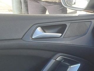 Geile moslima heeft seks in de auto met een zwarte lul