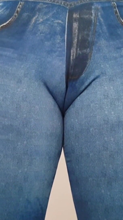 Heißes mädchen, das fitness-leggings anprobe | Clip 3