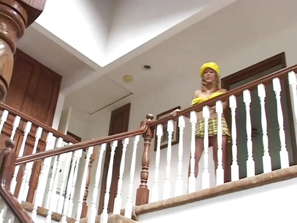 สาวละตินมือสมัครเล่นโดนควยใหญ่เย็ดและยิงน้ําเงี่ยนในหี