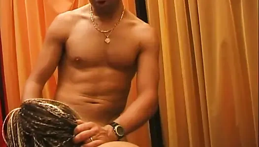 Tıraşlı amcıklı harika orta yaşlı seksi kadının üçlü seksi iki büyük amatör yarakla sikiliyor ve ağzına boşalıyor