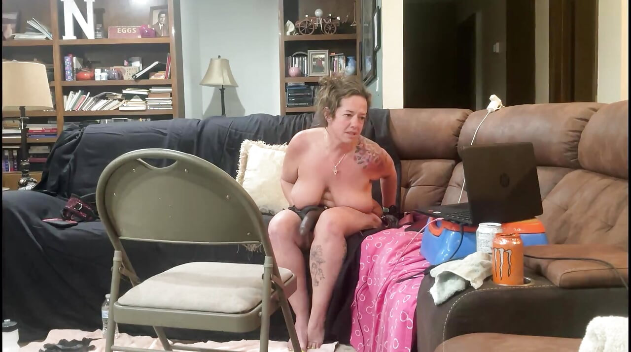 ปากเต็มเสมอ เริ่มต้นด้วยการตรึง แต่จากนั้นเขาก็ได้อมควย