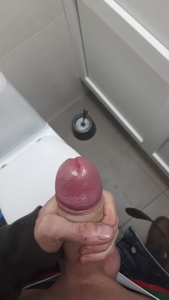 Masturbando um pau no banheiro no trabalho