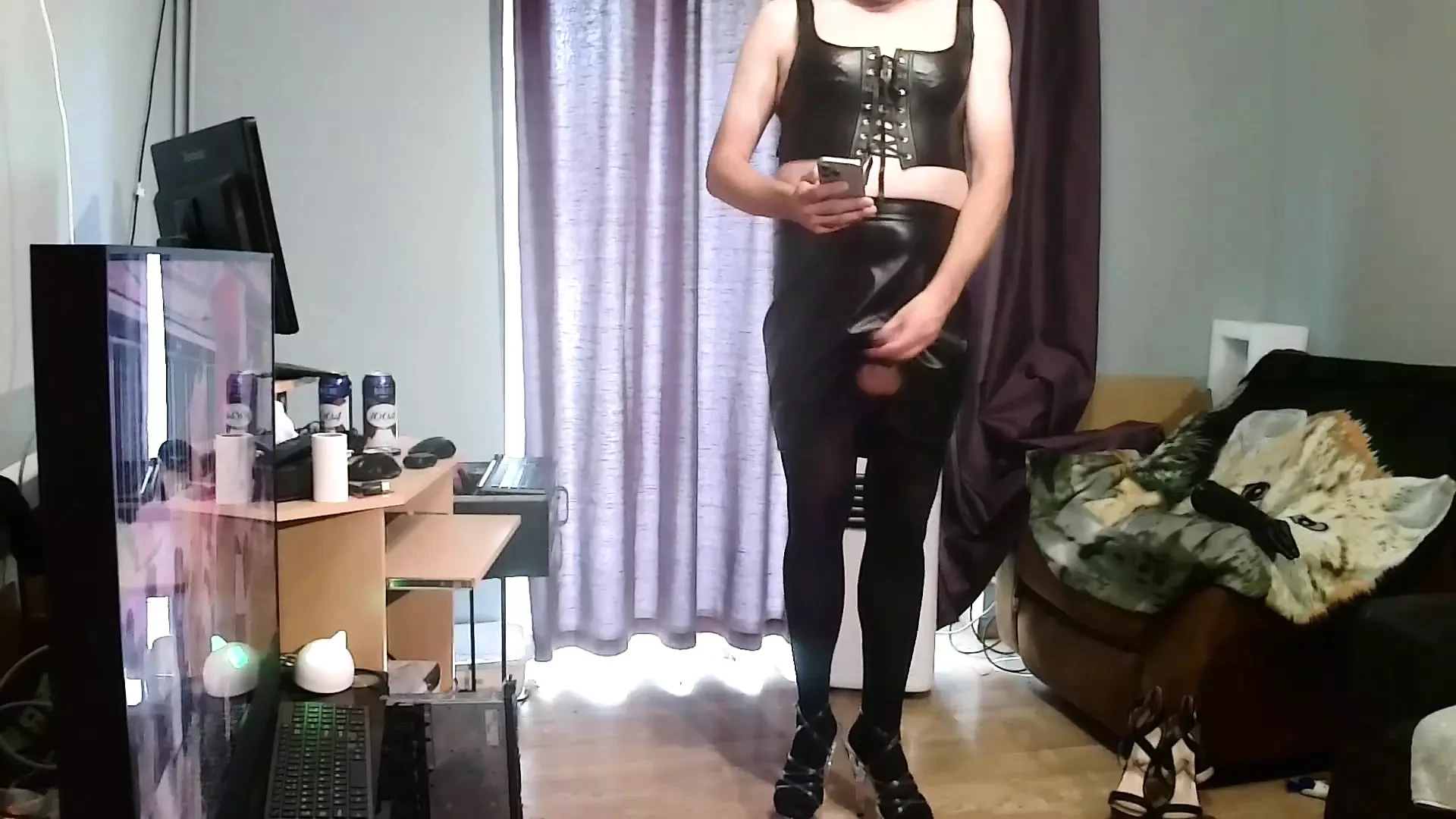 Maninboots acabando con un juguete anal pulsante