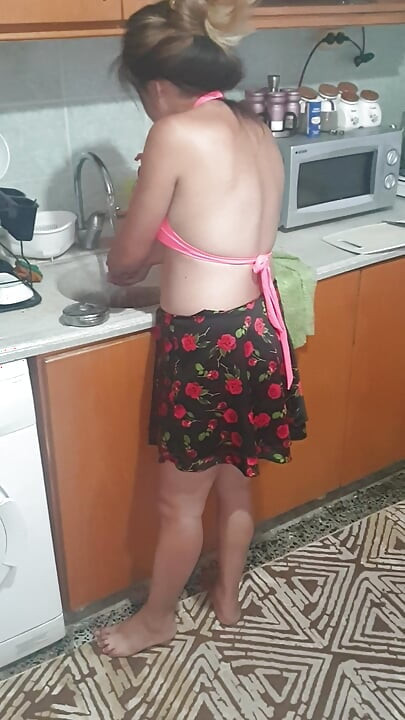Percubaan saya untuk merangsangkan teman wanita saya secara seksual semasa dia membersihkan dapur.