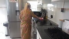 शरारती गृहिणी रसोई घर में सफाई कर रही है
