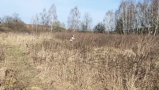 Польский Rabbit трахнули в поле. Он сосет член, пока не кончит на его сиськи