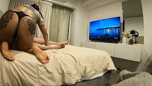 Толстушка скачет на иностранном члене без презерватива