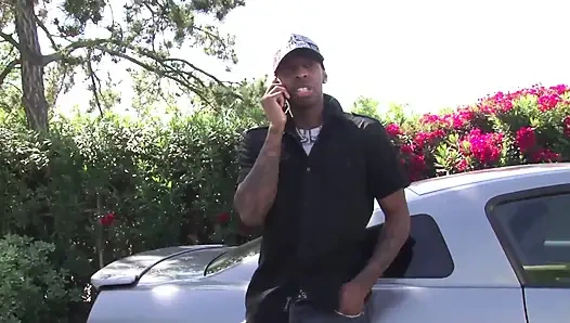 Черная шлюшка наслаждается большим черным членом