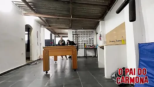 Игра в бильярд, оставляя плохой Мелли голой