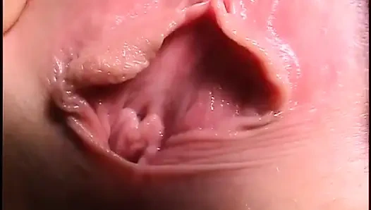 Юная блондинка исполняет свой пищевой фетиш перед трахом