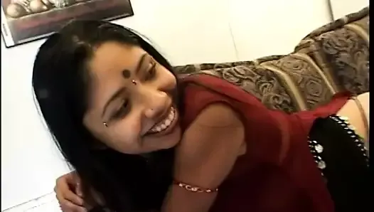 Une pute indienne se fait baiser la chatte pendant un trio interracial