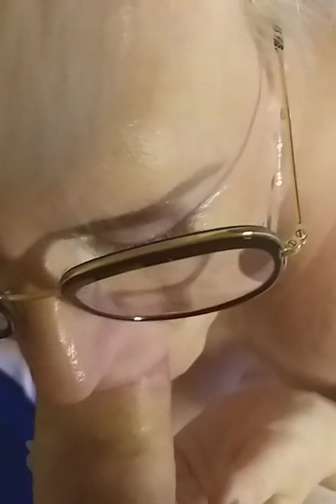 Hot Woman Gets It on with a Meaty Dildo